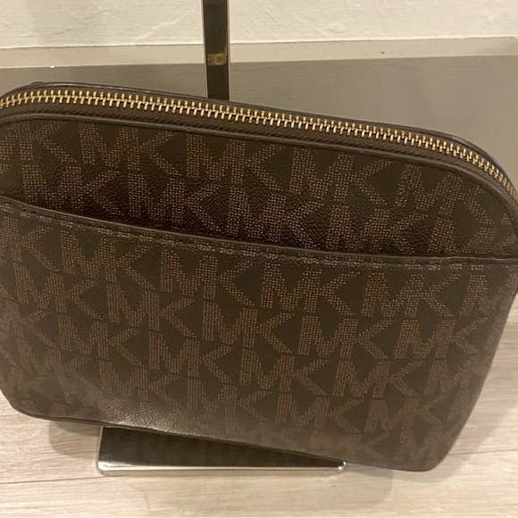 Michael Kors Jet Set Logo Bag - Picture 8 of 8